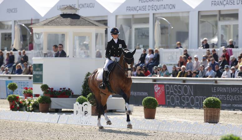 image Flambeau,  tout feu tout flamme avec sa cavalière